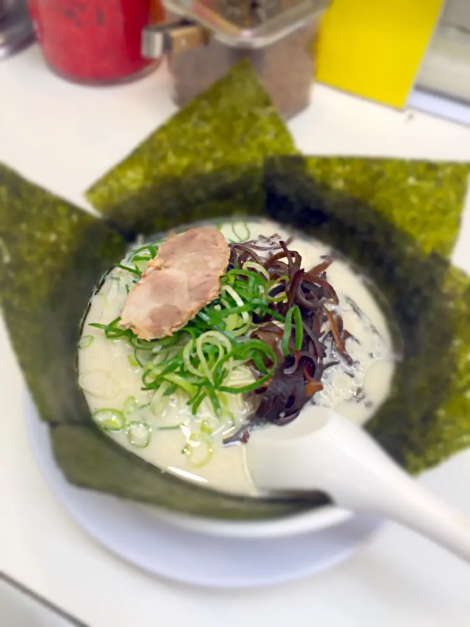 Snapdishの料理写真:とんこつラーメンです|Toshihide Kamachiさん