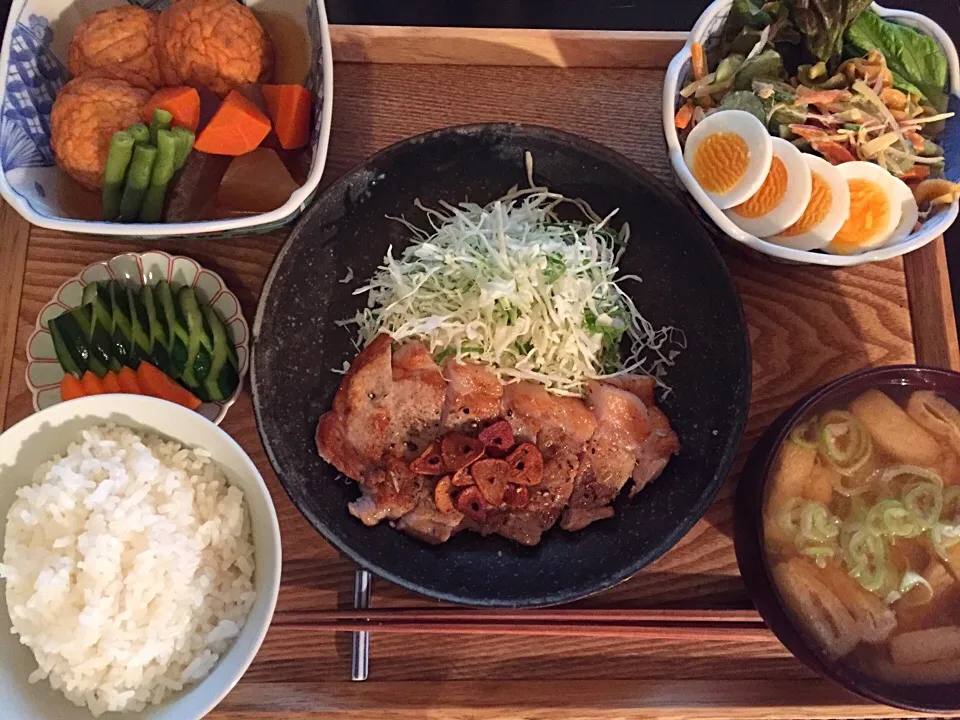 ⭕️ポークガーリックソテー
⭕️魚河岸揚げの煮物
⭕️マカロニツナカレーサラダ
⭕️豆腐と揚げのお味噌汁|ayumiさん