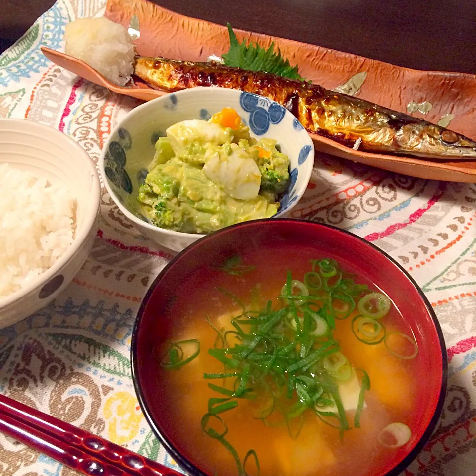 秋刀魚の塩焼き/ブロッコリーとアボカドと卵のサラダ/豆腐の味噌汁|ゆきてぃさん