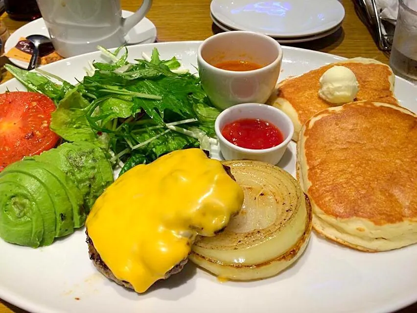 Pancake with Cheese Hamburger 🍽🍴☕️|Food Gardenさん