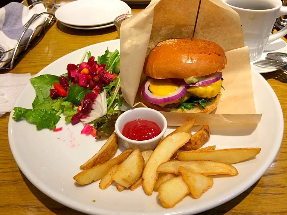 Snapdishの料理写真:Cheese Burger, Potato and Salad|Food Gardenさん