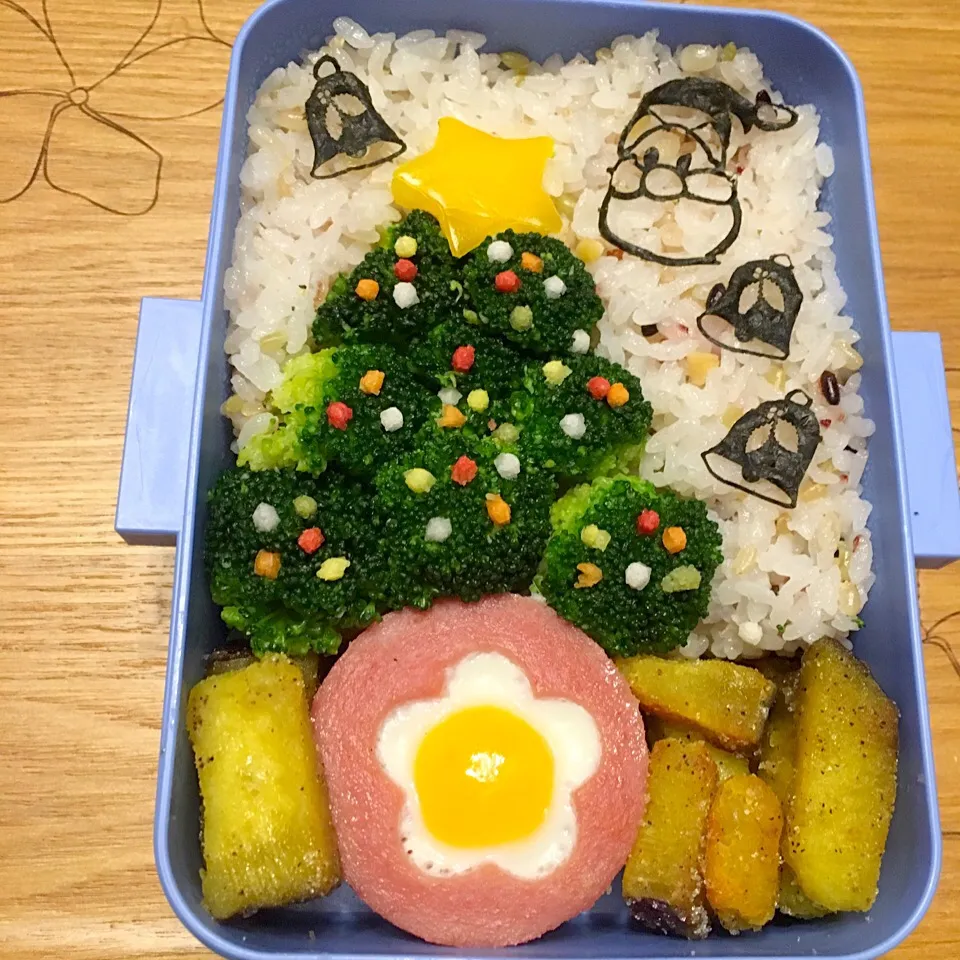 Snapdishの料理写真:ブロッコリーでクリスマスツリー🎄
さつまいものバター焼き
海苔はカルディで発見♪|sulleyさん