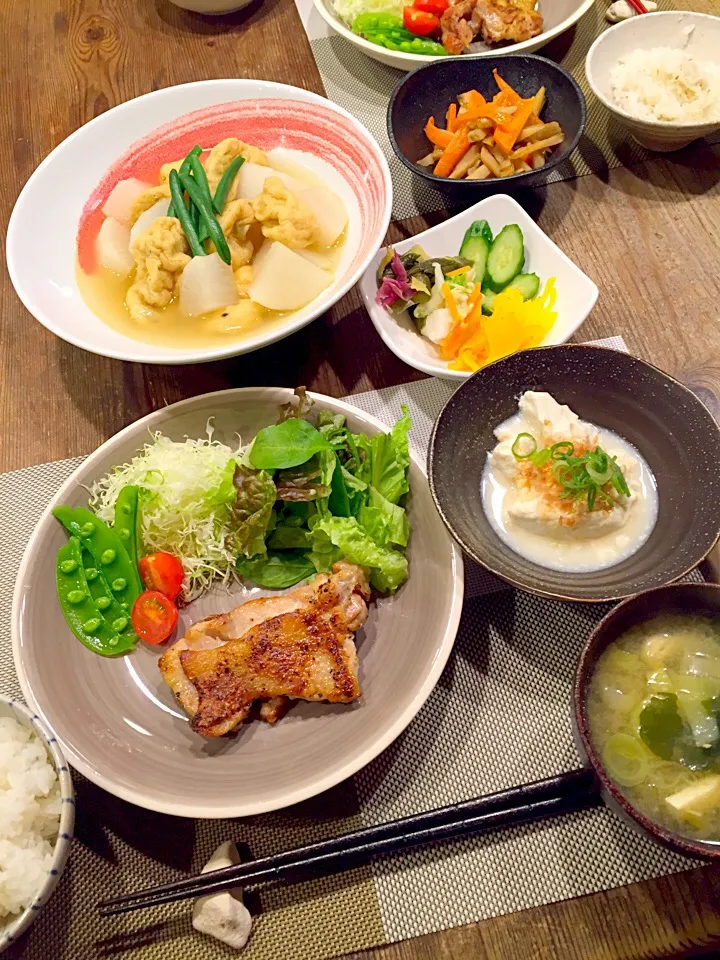 今日はチキンのカリカリ焼き🍗大根とがんもの煮物、豆乳仕立ての温奴💛昨日の残り、蓮根のきんぴら、お漬物、わかめ ネギ 油揚げのお味噌汁🍃|まみりんごさん