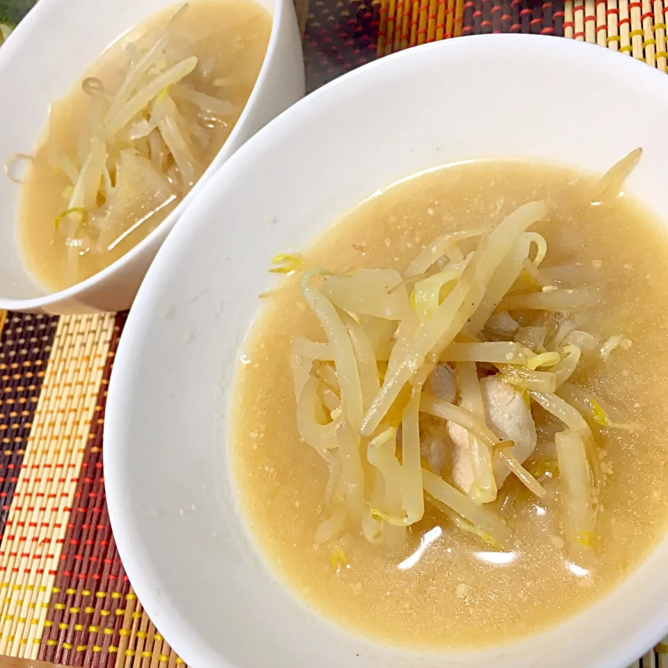 Snapdishの料理写真:さくら🐼♥︎さんの料理 もやしと豚バラのこくうまゴマ味噌スープ◡̈♥︎|miyuさん