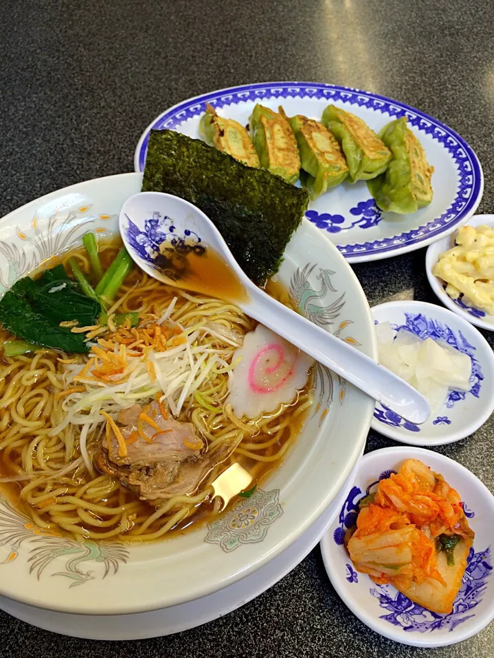 Snapdishの料理写真:ふくちあんラーメン
あっさり醤油ラーメンと野菜餃子|kattobiさん