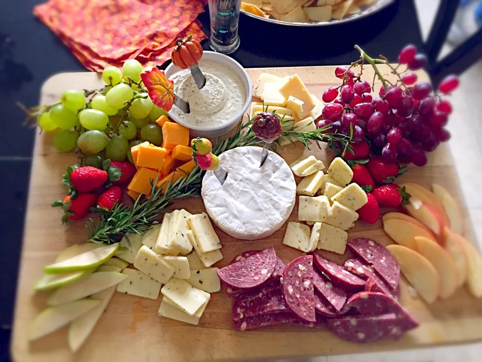 Meat, cheese & fruit tray|Liesel Ryanさん