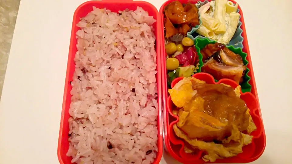 お弁当#JK弁当#マカロニサラダ＃秋刀魚の蒲焼き#ホタテの甘露煮#ビーンズときゅうりのカツオ梅サラダ＃仙台麩の玉子とじ|よこでぃさん