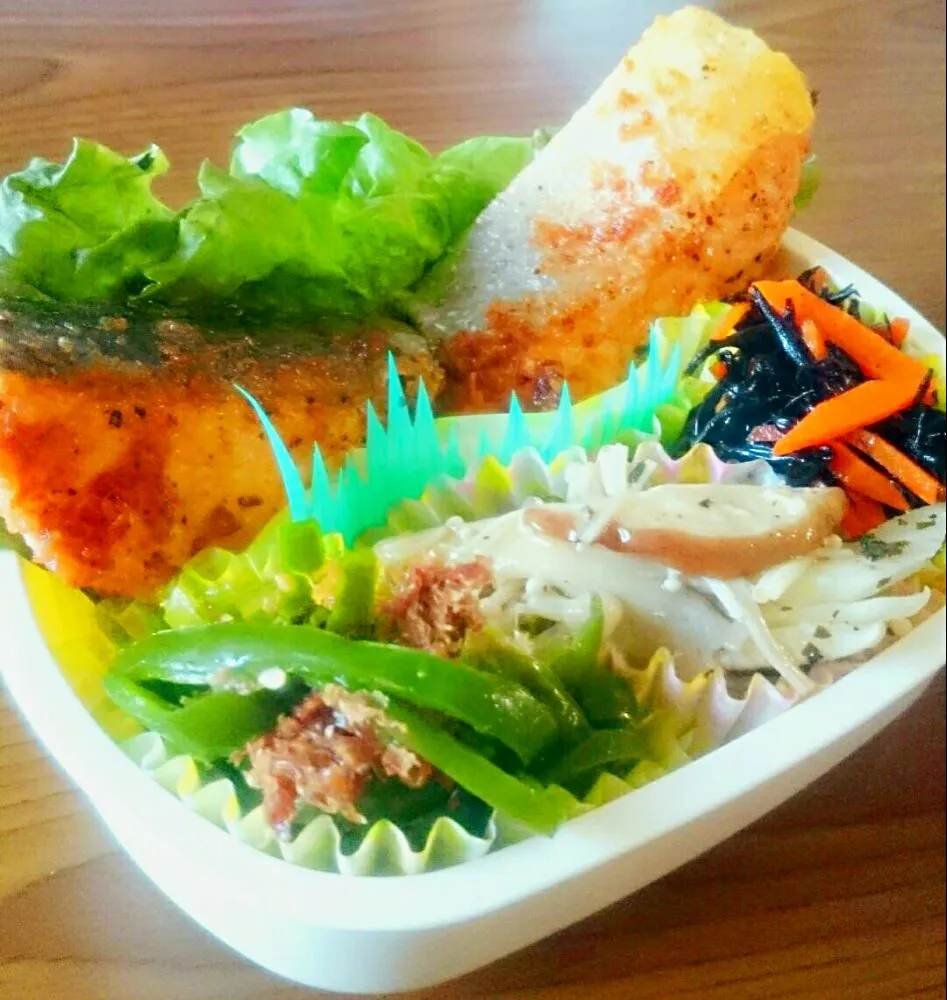 今日の旦那ちゃん弁当🍱シャチホコみたいなサーモンのマヨ醤油焼き🐟🐟🐟|Yukiさん