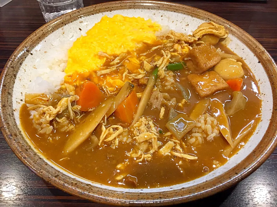 Snapdishの料理写真:蒸し鶏と根菜の和風カレーにスクランブルエッグ|マハロ菊池さん