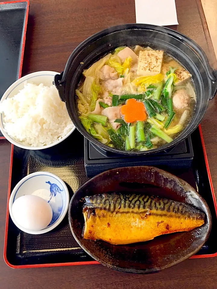 今日も冷えたので、「ザめしや」
  鶏塩ちゃんこ鍋
  鯖の煮付け
  卵かけ御飯
でした😋|takamuraさん