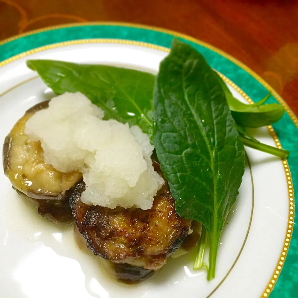 お茄子と挽肉はさみ蒸し焼き。
大根おろしでサッパリと♪|ぱんださん