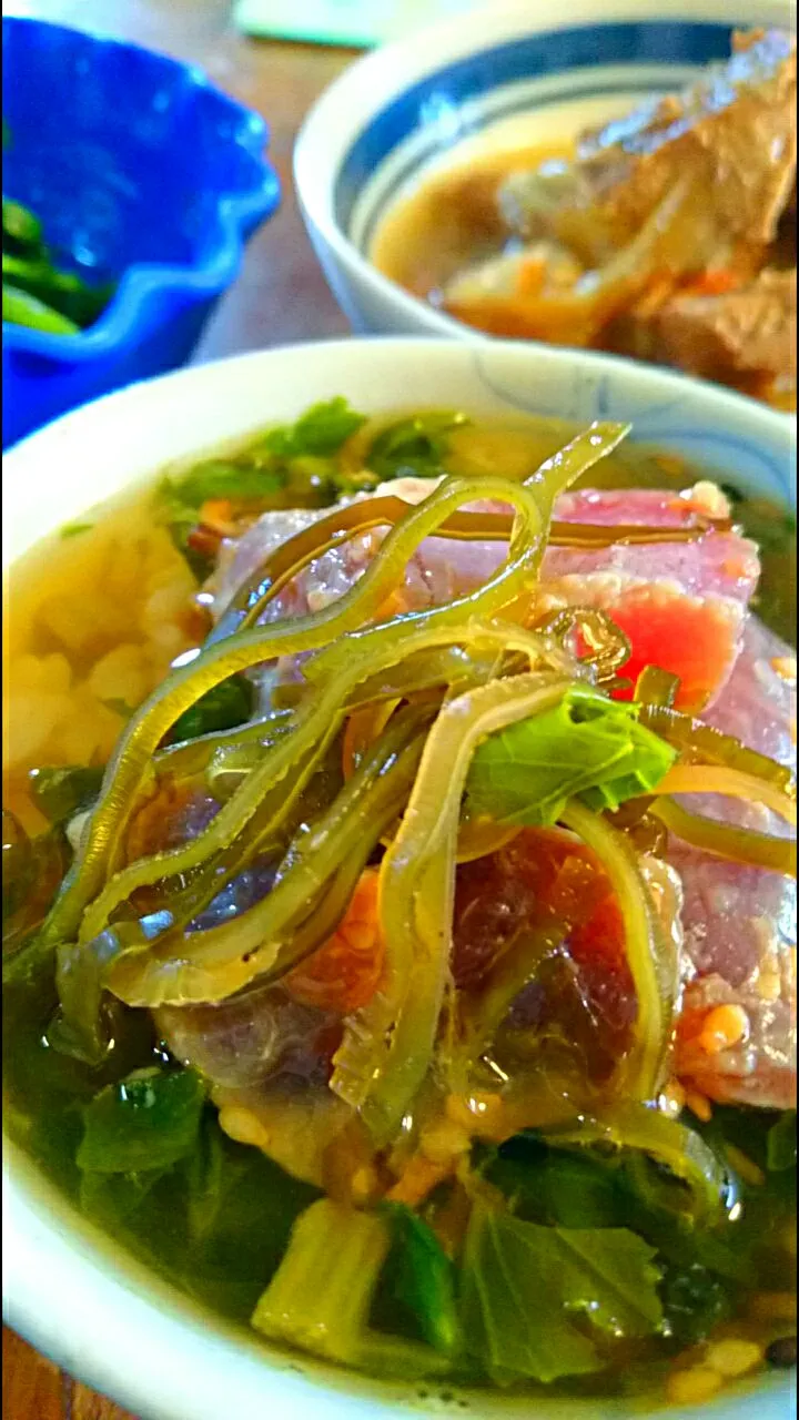 Snapdishの料理写真:今日のランチ🍵マグロの漬け茶漬け🐟
昨日のマグロの漬けと🌱大根の葉ふりかけを、ご飯にのせ💛塩昆布＆白だしで作った、熱々の即席だし汁をかけて頂きます💗💗💗
大根葉のふりかけが胡麻油のコクも加えてくれました😉|メイメイda.さん