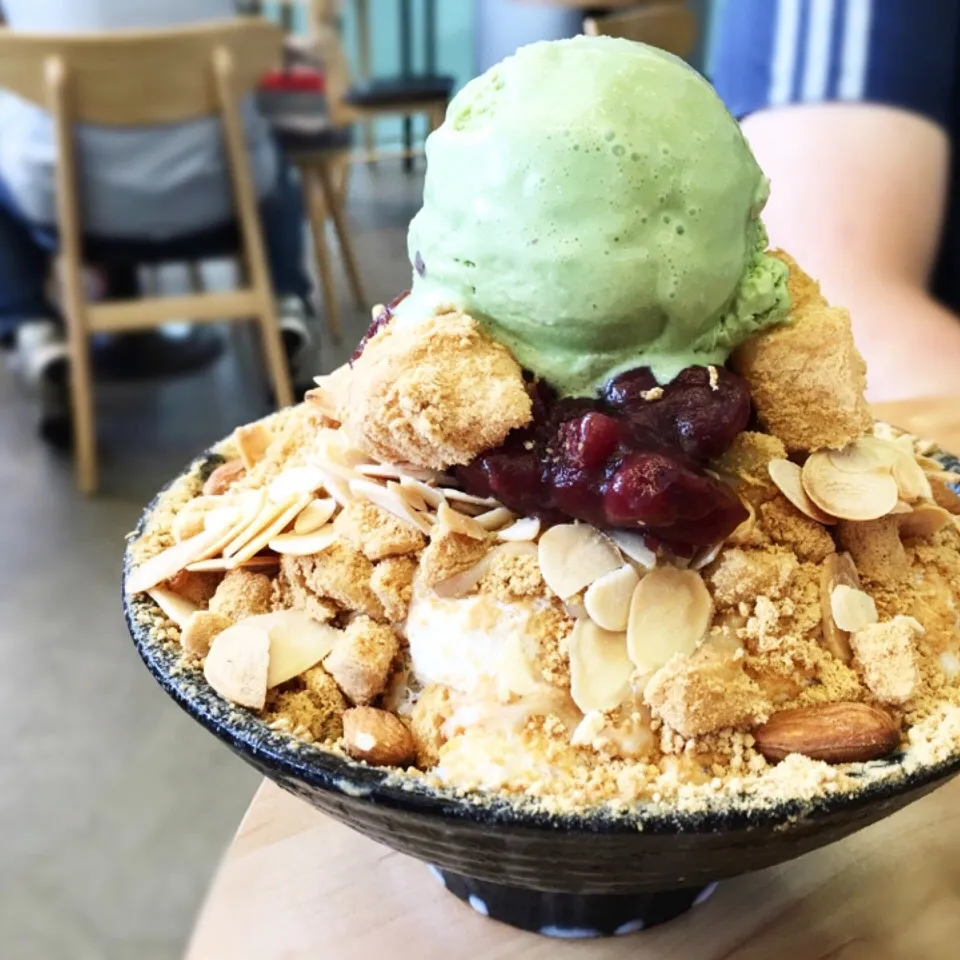 Injeolmi Bingsu with pat(red bean) and matcha ice cream 인절미빙수@Nunsaram, Orchard Central|coxiella24さん