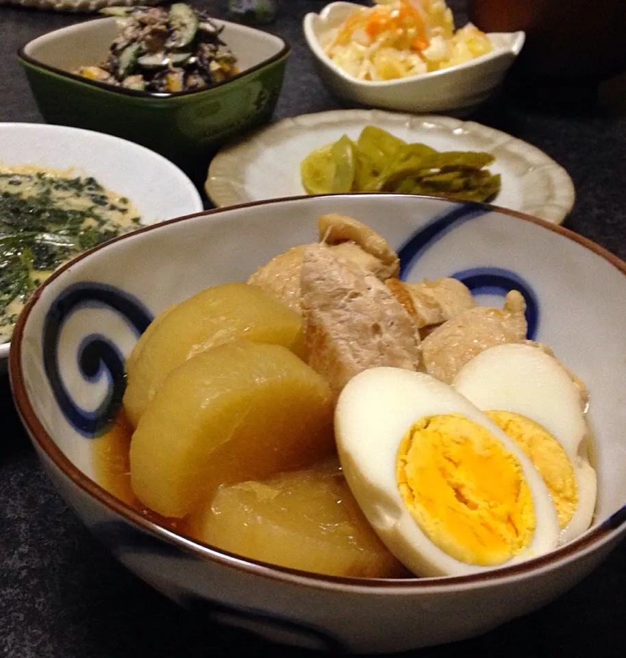 晩ごはん 鶏と大根、卵の煮物  春菊の卵とじ コールスロー ひじきと大豆のサラダ 青トマトのカレーピクルス|ぽんたさん