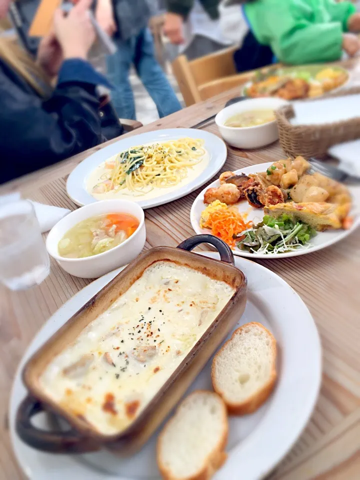 Snapdishの料理写真:本日のラーンチ💕オーガニックブュッフェ、エビとほうれん草のクリームパスタ、チキンマカロニグラタン|haaaaaatanさん