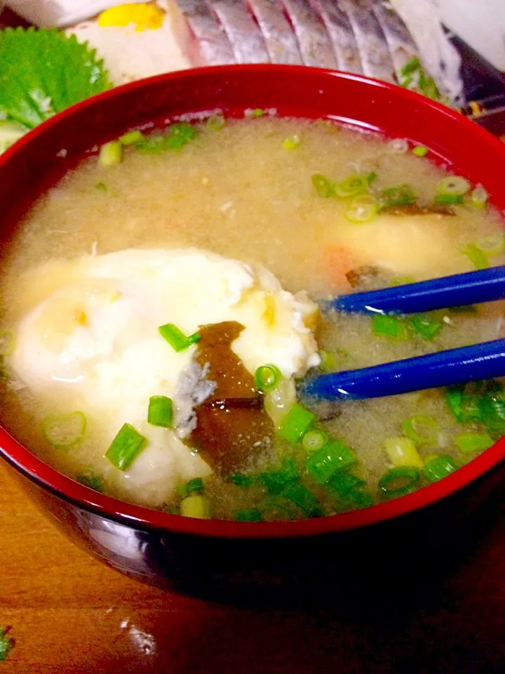 味噌汁に卵イン🍲2個入り😋|まいりさん