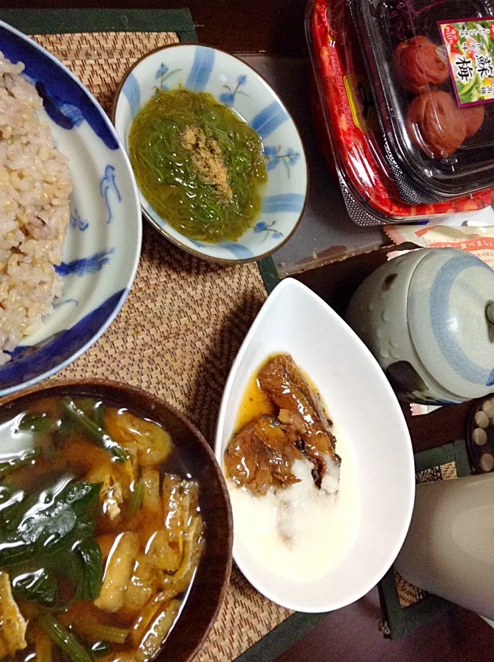 秋刀魚の蒲焼と長芋＆めかぶ＆ほうれん草の味噌汁|まぐろさん