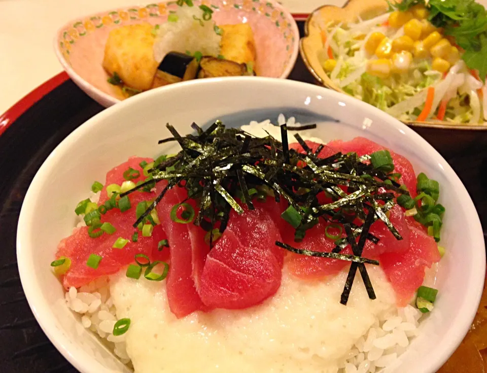 Snapdishの料理写真:営業マンの晩ごはん たかしまん定食 今日はマグロ山かけ丼と豆腐と茄子の揚げ出し|ぽんたさん