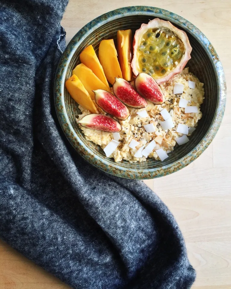 Pumpkin overnight oats with persimmon 柿, figs, chia seeds & coconut flakes|coxiella24さん