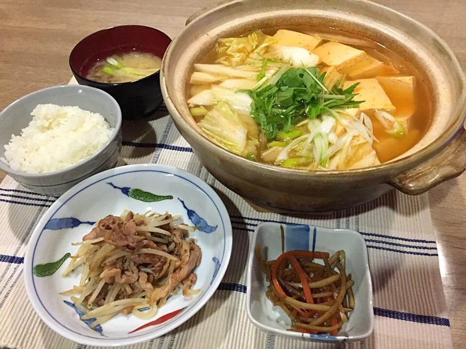 豆腐と白菜のピリ辛湯豆腐風鍋・豚肉モヤシの甘辛炒め・キンピラごぼう・大根となめこ味噌汁|まーままさん