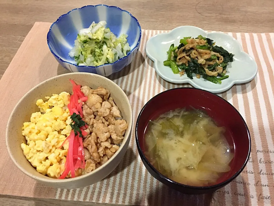 鶏そぼろ丼・小松菜とカリカリ鶏皮のポン酢炒め・白菜の浅漬け・白菜と水菜の味噌汁|まーままさん