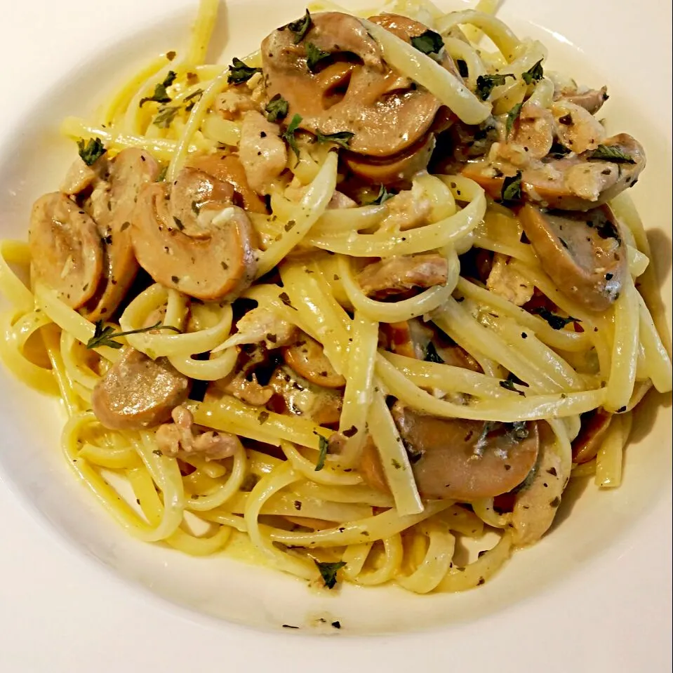 Snapdishの料理写真:Creamy Chicken & Mushroom Linguine|Natalieさん