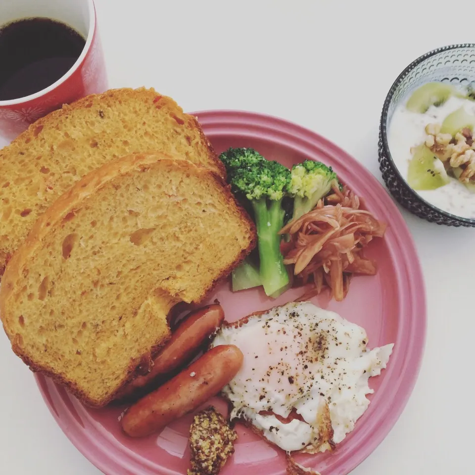 ホームベーカリーの焼き立てパンでブランチ🍞
本日は水分はトマトだけ、トマトとオレガノのパン|gintanさん