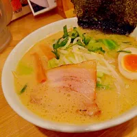 Snapdishの料理写真:濃厚とんこつ醤油ラーメン|毛利  都亜さん