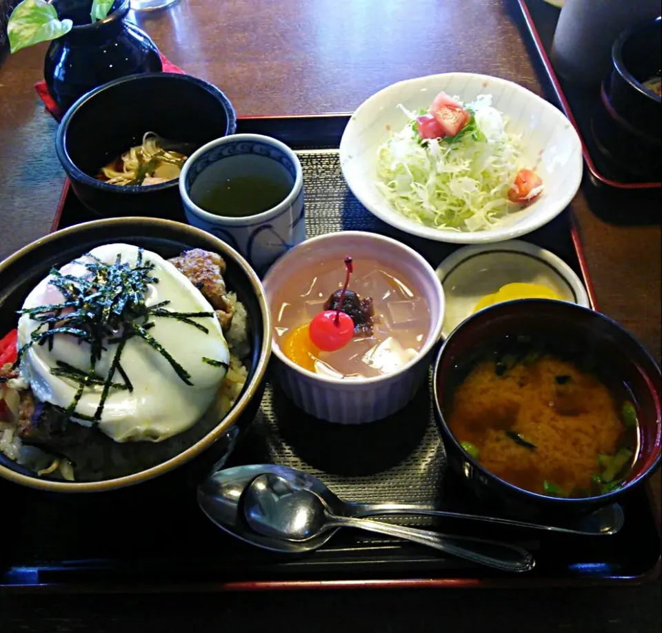 半熟卵のハンバーグ丼のランチ。量を少な目にしてもらったらデザートがつきました。|大石さん