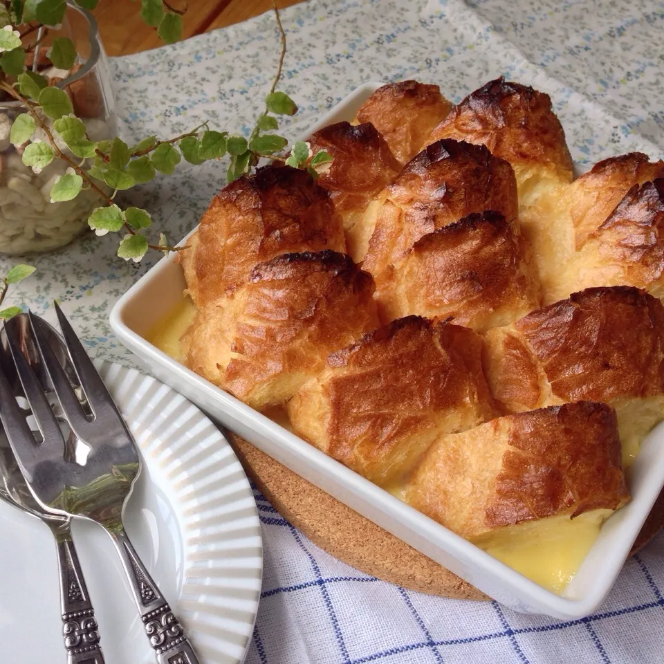 Snapdishの料理写真:食べ残し放置プレイのバゲットが大変身❗️カリカリぷるぶるフワフワ 極うまbread Pudding 🍞🍮|Hollyさん