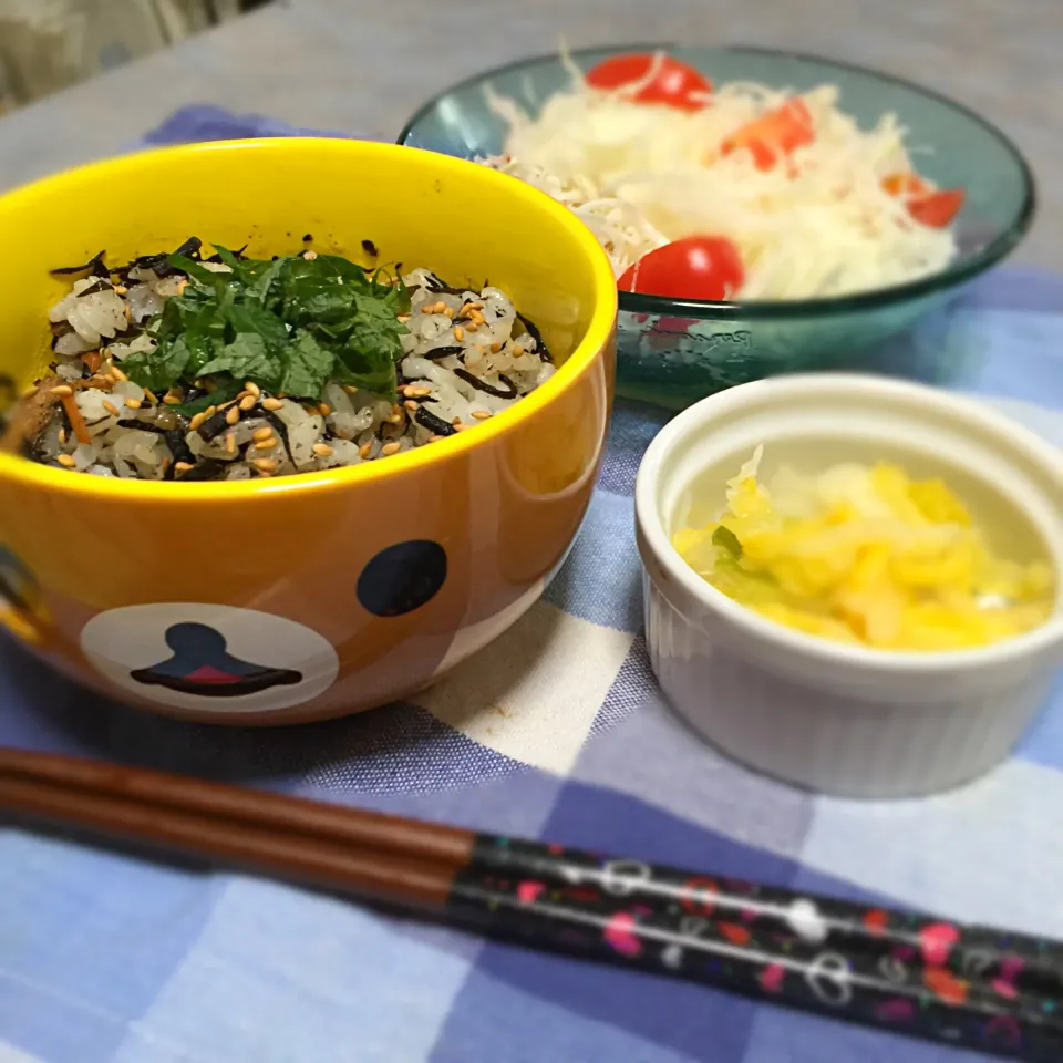 今日の1人お昼ごはん⭐️
ひじきご飯🌸白菜の漬物🌸サラダ|きいこさん