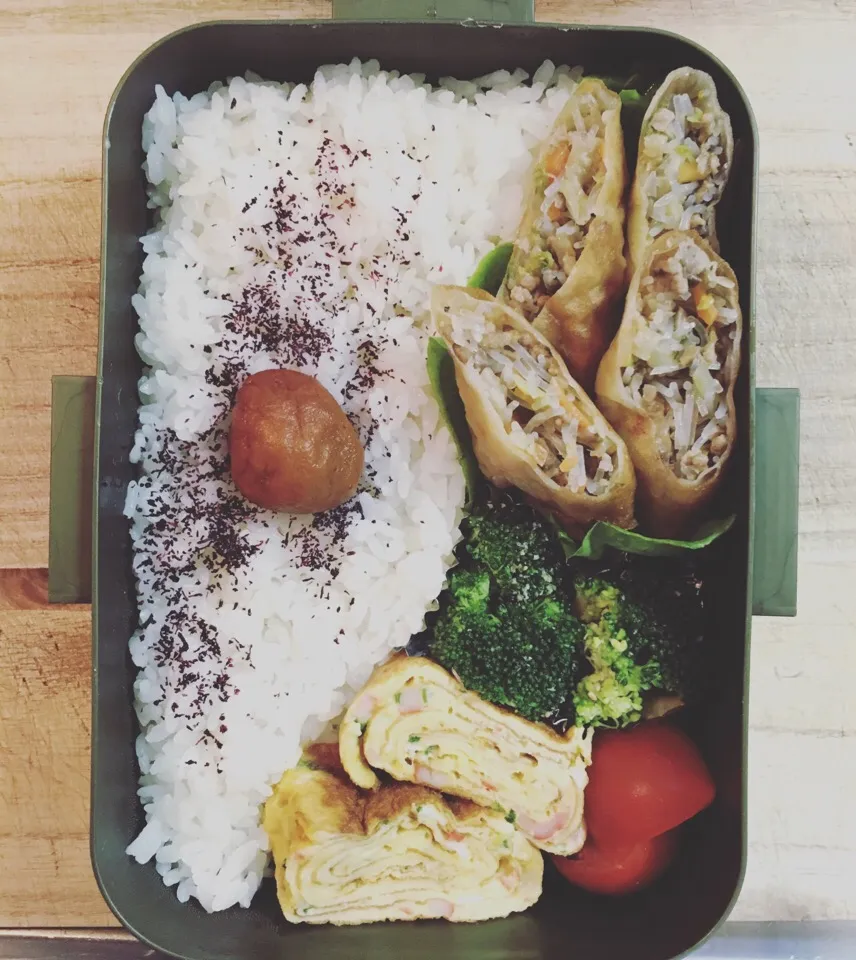 ☆ダンナ弁当☆  ☺︎春巻き  ☺︎ブロッコリーの胡麻和え  ☺︎卵焼き  ☺︎プチトマト|Naaさん