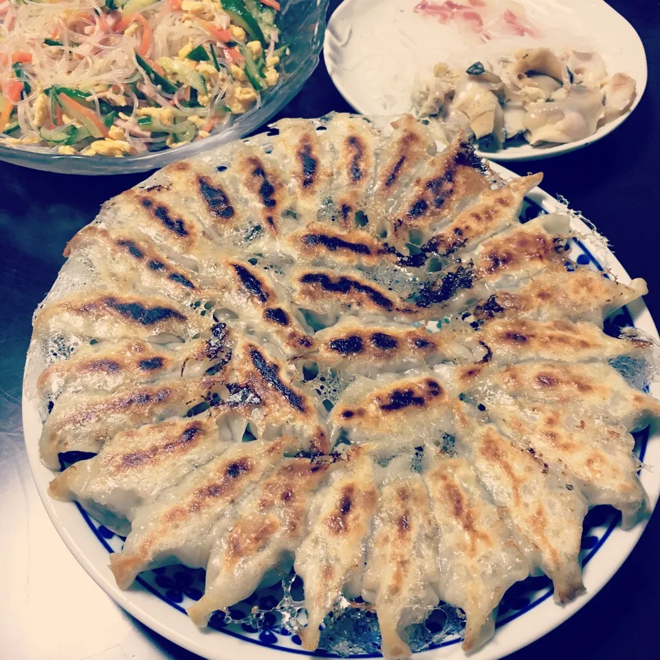 ☆夜ご飯☆  ☺︎羽根つき餃子  ☺︎春雨サラダ  ☺︎お刺身|Naaさん