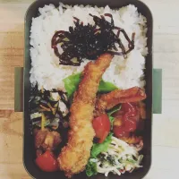 Snapdishの料理写真:☆ダンナ弁当☆  ☺︎エビフライ  ☺︎唐揚げ  ☺︎ひじき煮  ☺︎スパサラ  ☺︎チーズオムレツ|Naaさん