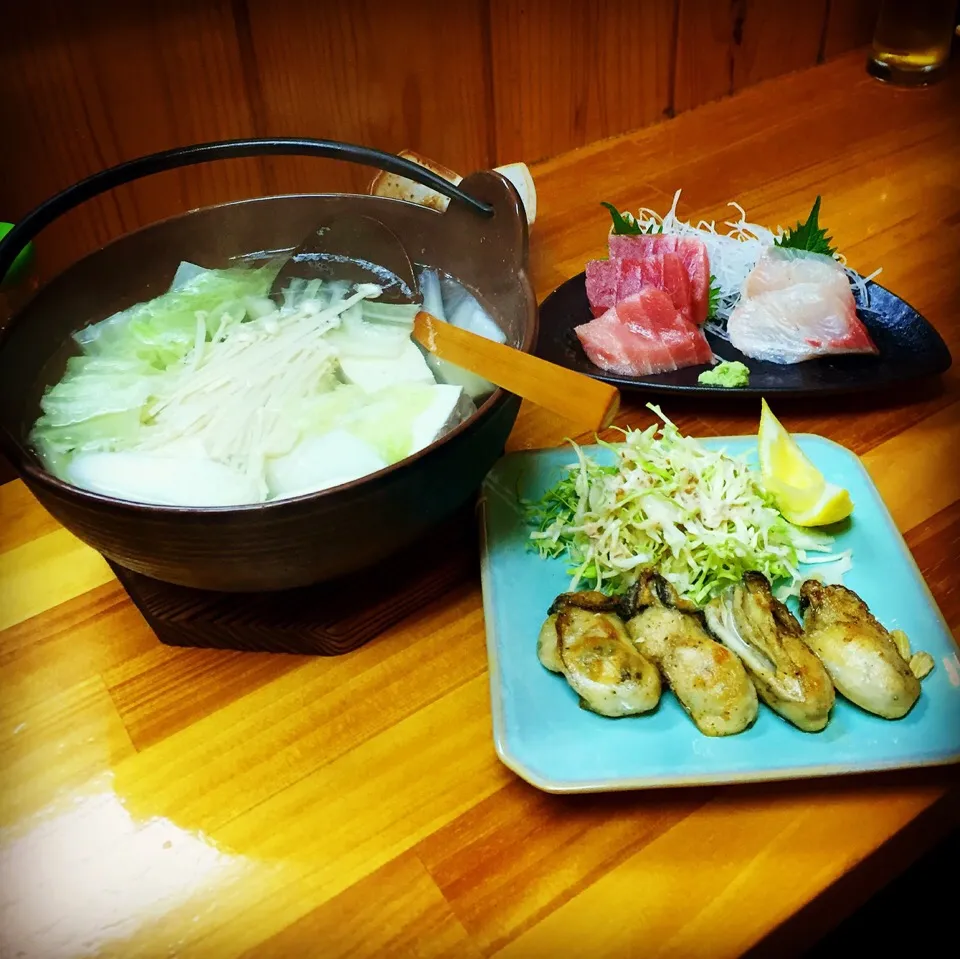 いつもの店で...
湯豆腐、牡蠣のバター焼き、お刺身2点盛り🍶|ラー山さん