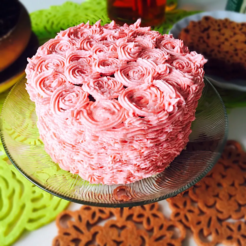 Peppermint sponge with dusty rose buttercream frosting.|Tinky 🍒さん