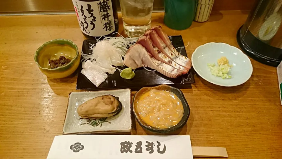 Snapdishの料理写真:カツオとヒラメの刺身・牡蠣の佃煮・イカ塩辛・穴子肝・ちょうちょうさん|藤井裕之さん