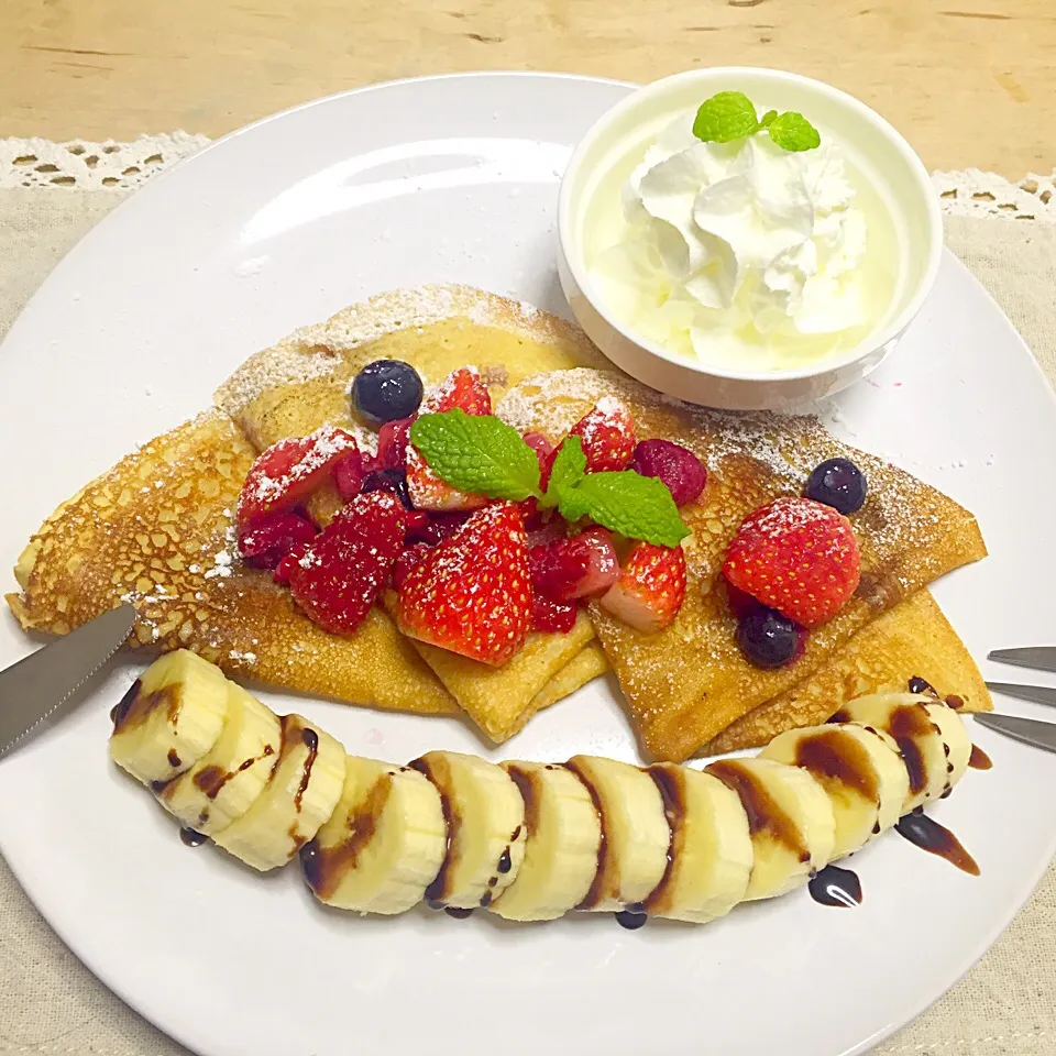 Snapdishの料理写真:バナナチョコ&ベリー系フルーツクレープ❤️|ゆみちゃさん