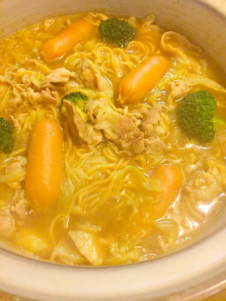 煮込みラーメンチーズカレーで夕食🍲🍲|かずみさん