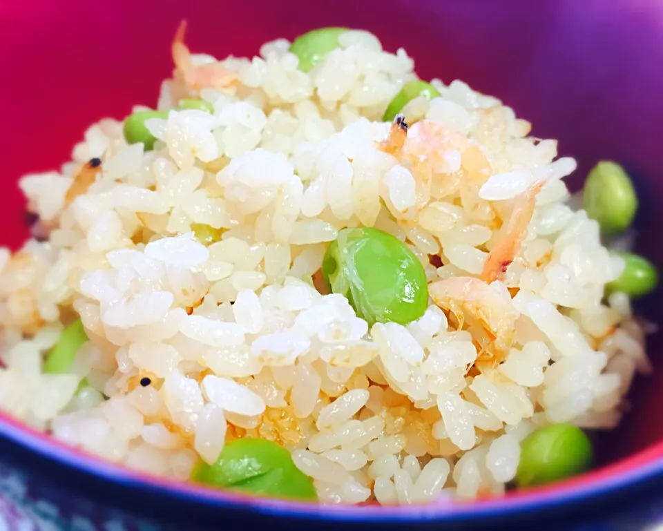 これは、超簡単🎶桜えび🍤と枝豆の簡単炊き込みご飯😋|いしくん。（たまご王子🥚🐣🐥🐔）さん