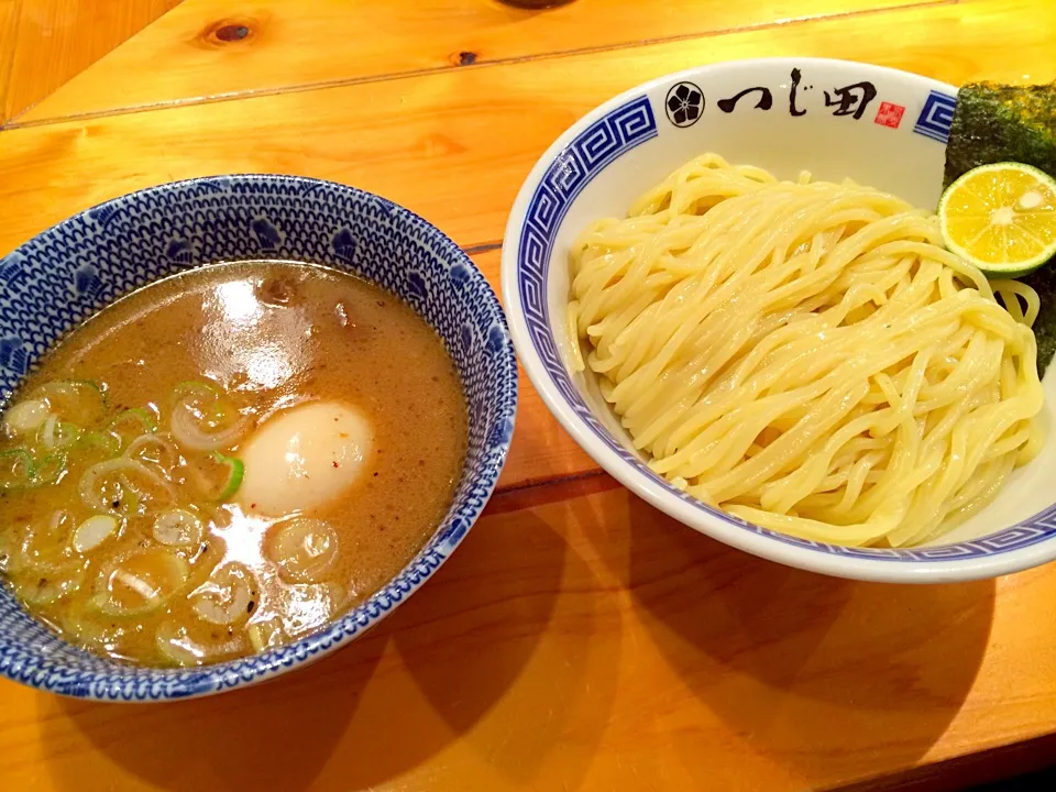 御茶ノ水つじ田
濃厚魚介豚骨系🍜
麺がツルツルもちもちで今まで食べたつけ麺の中で一番美味しかった〜‼︎😆✨

最初は調味料は何もつけず食べる→次はすだちを麺に絞って食べる→最後は麺に黒七味をかけて３種類の味が楽しめました❤️|♥️さん