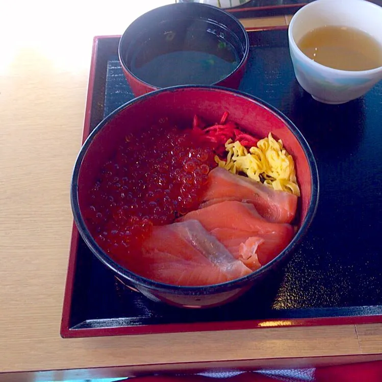 Snapdishの料理写真:西舞鶴  サーモンいくら海鮮丼|ayaminさん