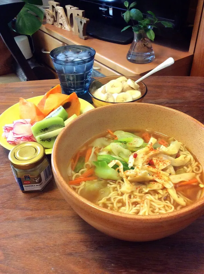 サッポロ一番袋麺で 穂先メンマ野菜みそラーメン、レディーサラダ マヌカハニー漬け、柿&キウイ、バナナヨーグルト 2015.11.28|キラ姫さん