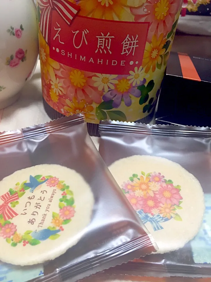 えび煎餅   お友達からのお土産  開けてみたら  Messageと  flower  勿体無くて食べれない〜♡♪|ジャスミンさん