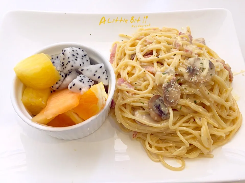 Carbonara pasta with assorted fruits|Sky Blueさん