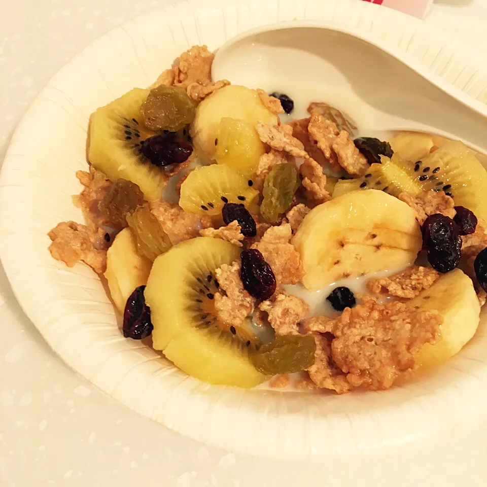 Snapdishの料理写真:#kiwi #banana #cereal|Suyi Chanさん