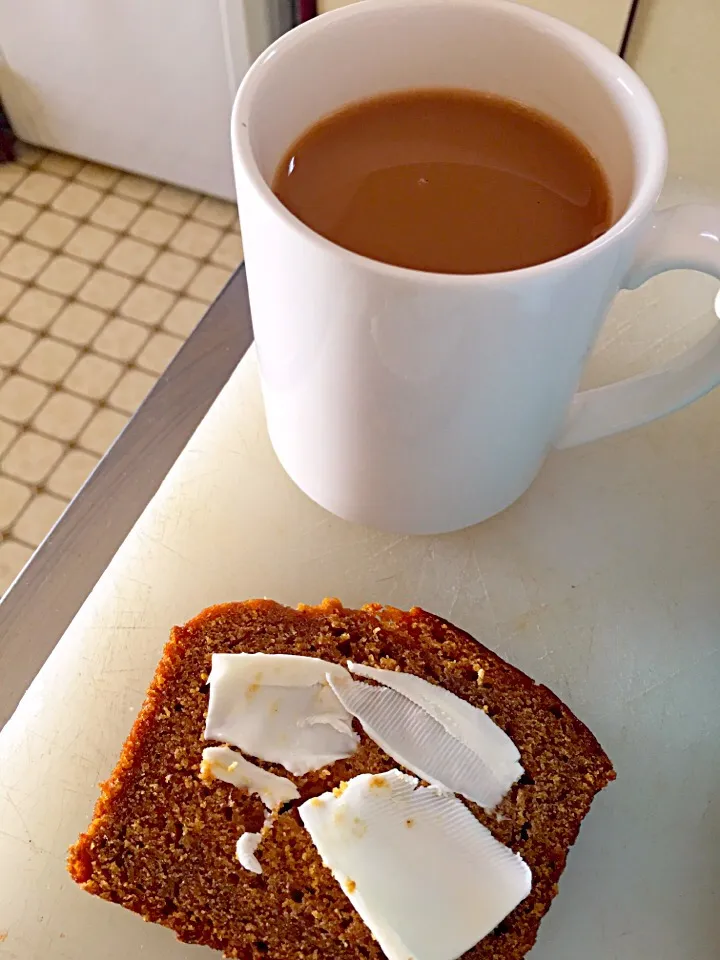 Snapdishの料理写真:Tea and pumpkin bread|lauren shannonさん