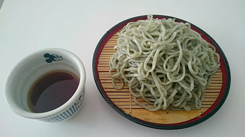 休日の朝食。
製麺所のよもぎ蕎麦。|らんちゃんさん