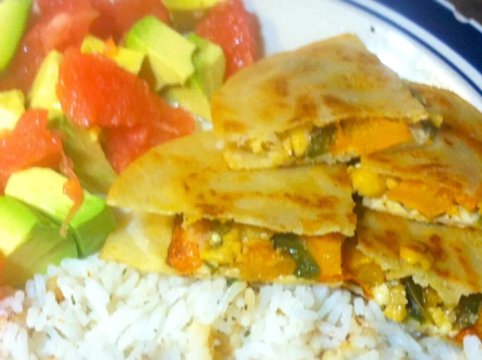 Roasted butternut squash, chickpea, grilled jalapeño and queso fresco quesadilla with cilantro lime rice and avacado grapefruit salad|Casey Murrellさん