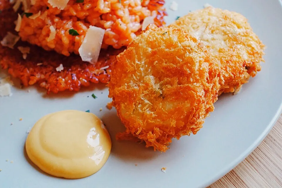 ほぐし鱈とじゃがいものコロッケ アイオリソース添え codfish croquette with aioli sauce|ケノービさん